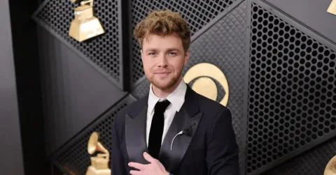 Alex Warren Batalkan Konser Auckland Mendadak, Penggemar Terpukul: 'Aku Terbaring Sakit'