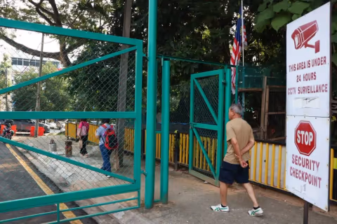Warga Lansia Taman Desa Protes Penutupan Gerbang Taman: Jalan Kaki 800 Meter di Tengah Lalu Lintas