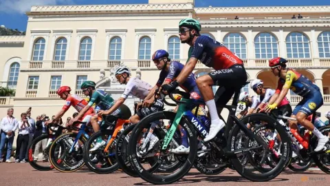 Badai Es di Pyrenees Memaksa Vuelta a Espana Menghentikan Etape Ketiga, Pogacar Tetap Kokoh di Puncak