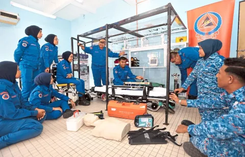 Inovasi Pelatihan Medis: Kabin Transparan Gantikan Ambulans Asli untuk Latihan