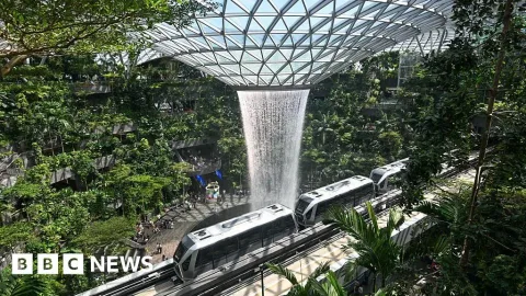 Warga Inggris Ditangkap di Singapura Dua Tahun Usai Curi Jaket Denim di Changi