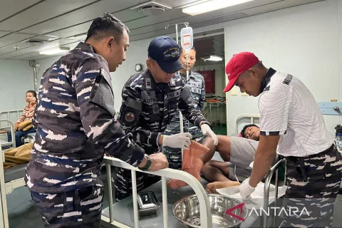 KRI dr. Soeharso-990 Siaga di NTT: Rumah Sakit Terapung TNI AL Jadi Andalan Warga Terdampak Gempa