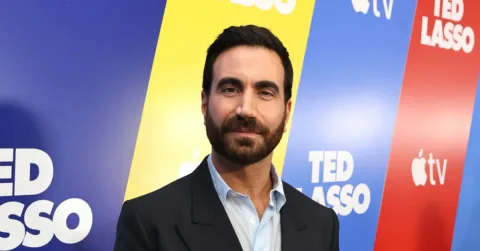 Brett Goldstein: Depresi Sebelum Ted Lasso, Jurnal Syukur Mengubah Hidupnya