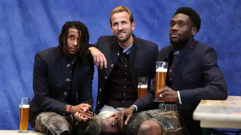 Bayern Munich Kenakan Lederhosen untuk Sesi Foto Jelang Oktoberfest, Tandai Awal Musim yang Penuh Tradisi