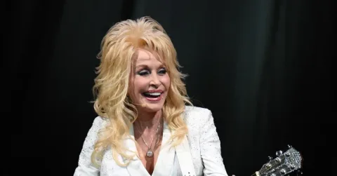 Dolly Parton dan Lagu Abadi: Ketika 'I Will Always Love You' Mengiringi Kepergian Whitney Houston