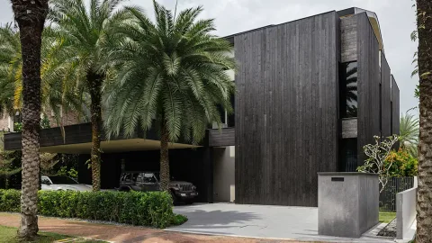 Sentosa Cove House: Arsitek Pan Yi Cheng dan Teknik Jepang Shou Sugi Ban yang Mengubah Hunian Tua Menjadi Oase Tenang