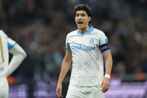 Roma Kian Dekat Rekrut Bek Argentina Leonardo Balerdi dari Marseille