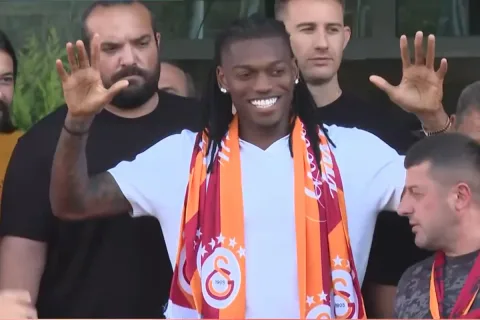 Rafael Leao Resmi Gabung Galatasaray: Pilih Istanbul, Tinggalkan Milan demi Tantangan Baru