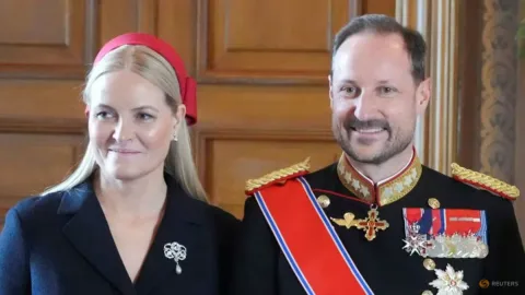 Mette-Marit, Ratu Norwegia yang Baru: Dari Skandal Epstein hingga Transplantasi Paru