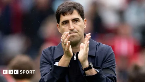 Kemarahan Iraola: Gangguan Papan Elektronik Pemicu Penalti Kontroversial Liverpool