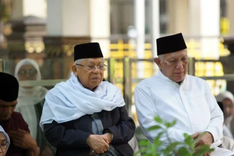Ziarah ke Makam Pendiri NU: Sinyal Restu Ma'ruf Amin untuk Gus Kikin Jelang Muktamar?