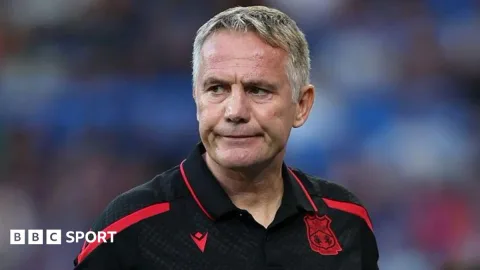 Tekanan Pertama Menghampiri Phil Parkinson di Wrexham: Krisis Taktik atau Sekadar Awal yang Buruk?