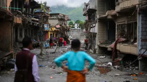 Bencana Himalaya: Korban Tewas Mendekati 800, Ribuan Masih Hilang di Nepal dan Tibet