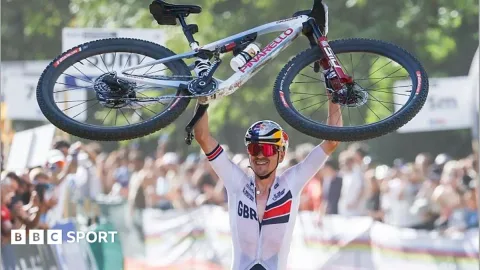 Pidcock Juara Dunia MTB, Persembahkan Gelar untuk Fin Tarling yang Wafat