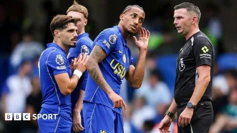 Gangguan Radio di Stamford Bridge: Wasit Premier League Bertahan dengan Cara Konvensional