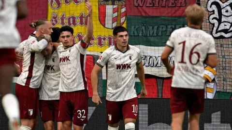 Kade dan Gregoritsch Bawa Augsburg Hancurkan Schalke di Laga Perdana Bundesliga