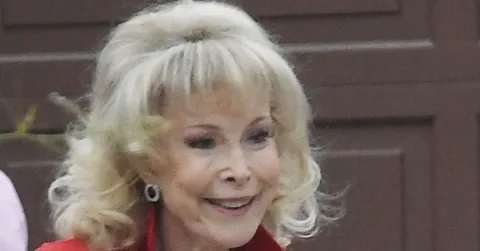 Barbara Eden dan Standar Kecantikan Hollywood: Kisah Penolakan yang Berakhir Manis