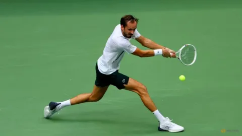 Medvedev Bangkit di US Open, Singkirkan Gaston dalam Tiga Set Langsung