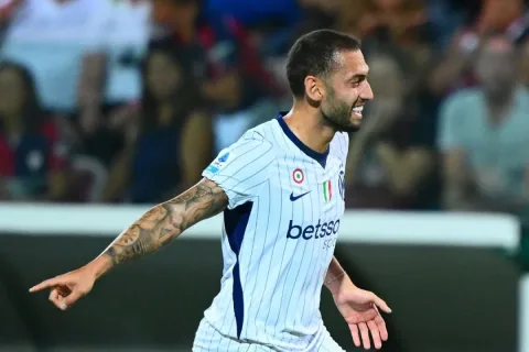 Gol Kilat Calhanoglu Bawa Inter ke Puncak, Cagliari Terbenam di Kandang Sendiri