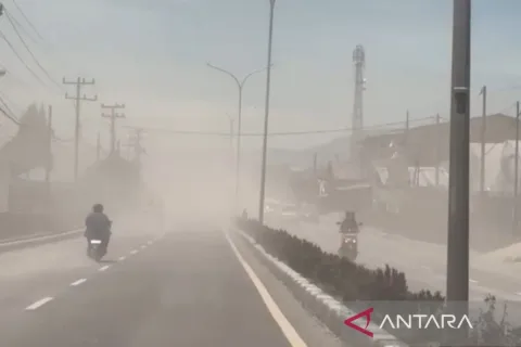 Erupsi Sinabung Kembali Lumpuhkan Berastagi: Sekolah Wajib Masker, TNI Turun ke Jalan