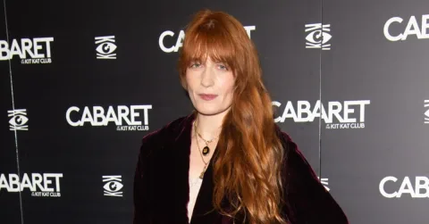 Florence Welch Minta Penonton Matikan Ponsel: Pengalaman Live Lebih Berharga dari Sekadar Rekaman
