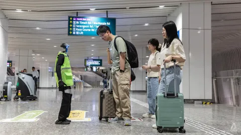 Uji Coba Robot Penunjuk Arah di MRT Singapura: Akurat untuk Rute Sederhana, Tersendat di Lokasi Kompleks