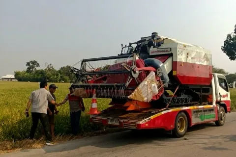 Mentan Amran Wujudkan Janji di Karawang: Bantuan Alsintan Tiba dalam Hitungan Jam