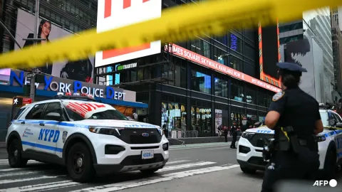 Geger Times Square: Perempuan Bersajam Menyerang, Dua Tewas Sebelum Dilumpuhkan Polisi