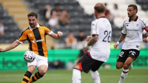 Leeds United Kian Dekat Rekrut Melvin Bard: Bek Serba Bisa Incaran West Ham