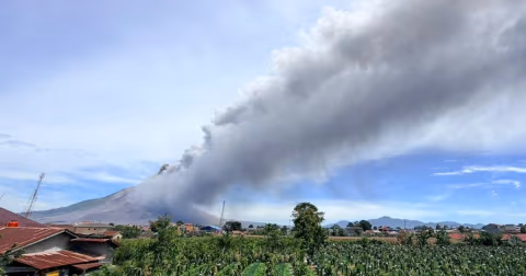 Gunung Sinabung Erupsi Dahsyat, Status Waspada Dinaikkan: Warga Diimbau Menjauh