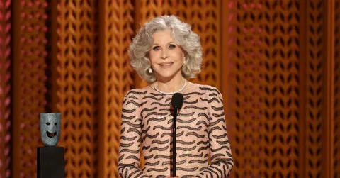 Jane Fonda Menangis Mengenang Dolly Parton: 'Dia Adalah Cinta'