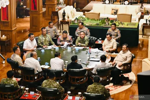 Prabowo Panggil Panglima TNI dan Kapolri ke Hambalang: Fokus Padamkan Karhutla Sumatra-Kalimantan