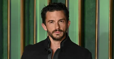 Jonathan Bailey Mundur dari 'Sunday in the Park with George', Solidaritas untuk Ariana Grande