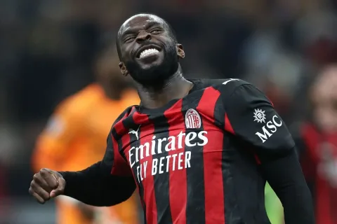 Tomori Kembali ke Pelukan AC Milan: Kegagalan Jual di Deadline Day Jadi Keuntungan?