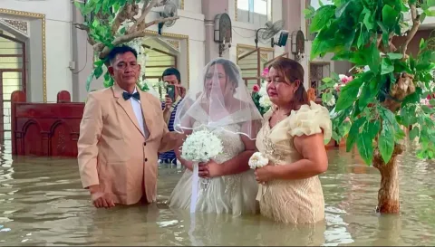 Cinta Tak Surut oleh Banjir: Sepasang Mempelai di Filipina Menikah di Gereja Terendam Air