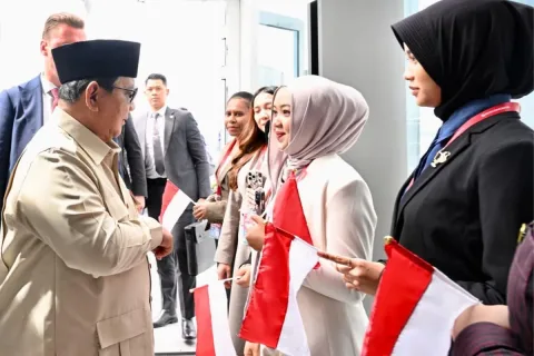 Prabowo Disambut Haru Mahasiswa RI di Vladivostok: Momen Bersejarah di Tengah Forum Ekonomi Timur