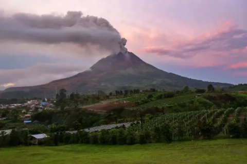 Gunung Sinabung Erupsi Lagi, 615 Warga Dievakuasi: Status Siaga dan Zona Bahaya Diperluas