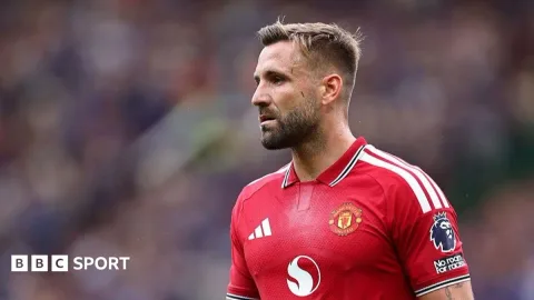 Manchester United Pilih Pertaruhan di Posisi Bek Kiri: Menanti Lewis Hall hingga Musim Panas