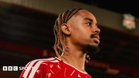 Iraola Tenang di Tengah Tekanan: Liverpool Andalkan Skuad yang Ada, Barcola Siap Debut