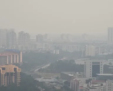 Kabut Asap Kembali Selimuti Singapura: PSI Tembus 105, Waspada Dampak ke Indonesia