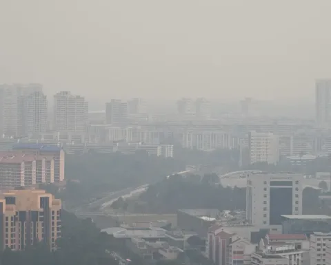 Kabut Asap Kembali Selimuti Singapura: PSI Tembus 105, Waspada Dampak ke Indonesia