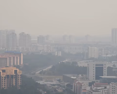 Kabut Asap Kembali Selimuti Singapura: PSI Tembus 105, Waspada Dampak ke Indonesia