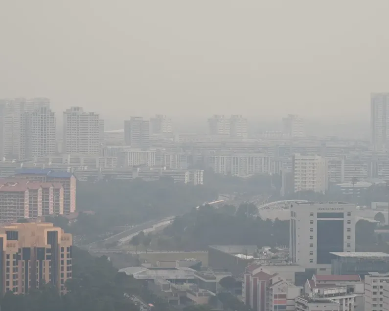 Kabut Asap Kembali Selimuti Singapura: PSI Tembus 105, Waspada Dampak ke Indonesia
