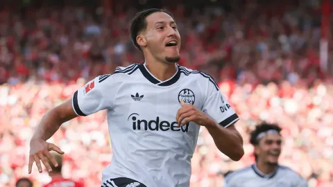 Hat-trick Pembuka Bundesliga Younes Ebnoutalib: Mimpi Masa Kecil yang Terwujud di Tengah Tekanan