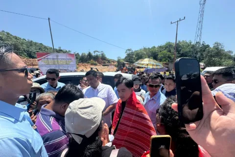 Gibran Disambut Warga Tapteng di Tengah Jalan: Jaminan Hidup, Huntap, dan Sabo Dam Jadi Tuntutan Utama
