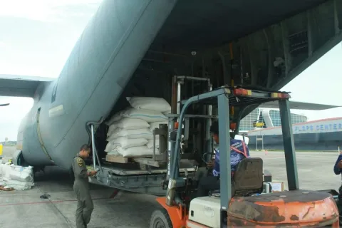 Kekeringan Lumpuhkan Jalur Sungai, TNI AU Kerahkan Hercules Angkut 12,5 Ton Beras ke Yahukimo