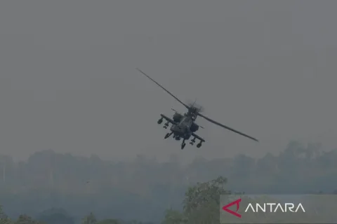 Pilot TNI dan AS Asah Kemampuan Terbang Malam dengan Apache di Sumatera Selatan