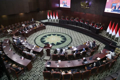Hakim MK Pertanyakan Celah Pencucian Uang di Balik Patriot Bond dan Merah Putih Bond
