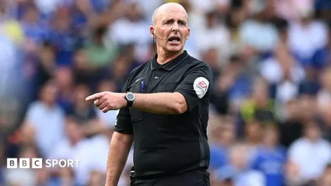 Klaim Mike Dean Soal 'Mainan' Peluit Terbantahkan Data: Rekor Terpanjang Hanya 18 Menit
