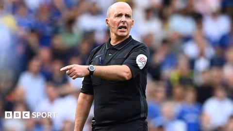 Klaim Mike Dean Soal 'Mainan' Peluit Terbantahkan Data: Rekor Terpanjang Hanya 18 Menit